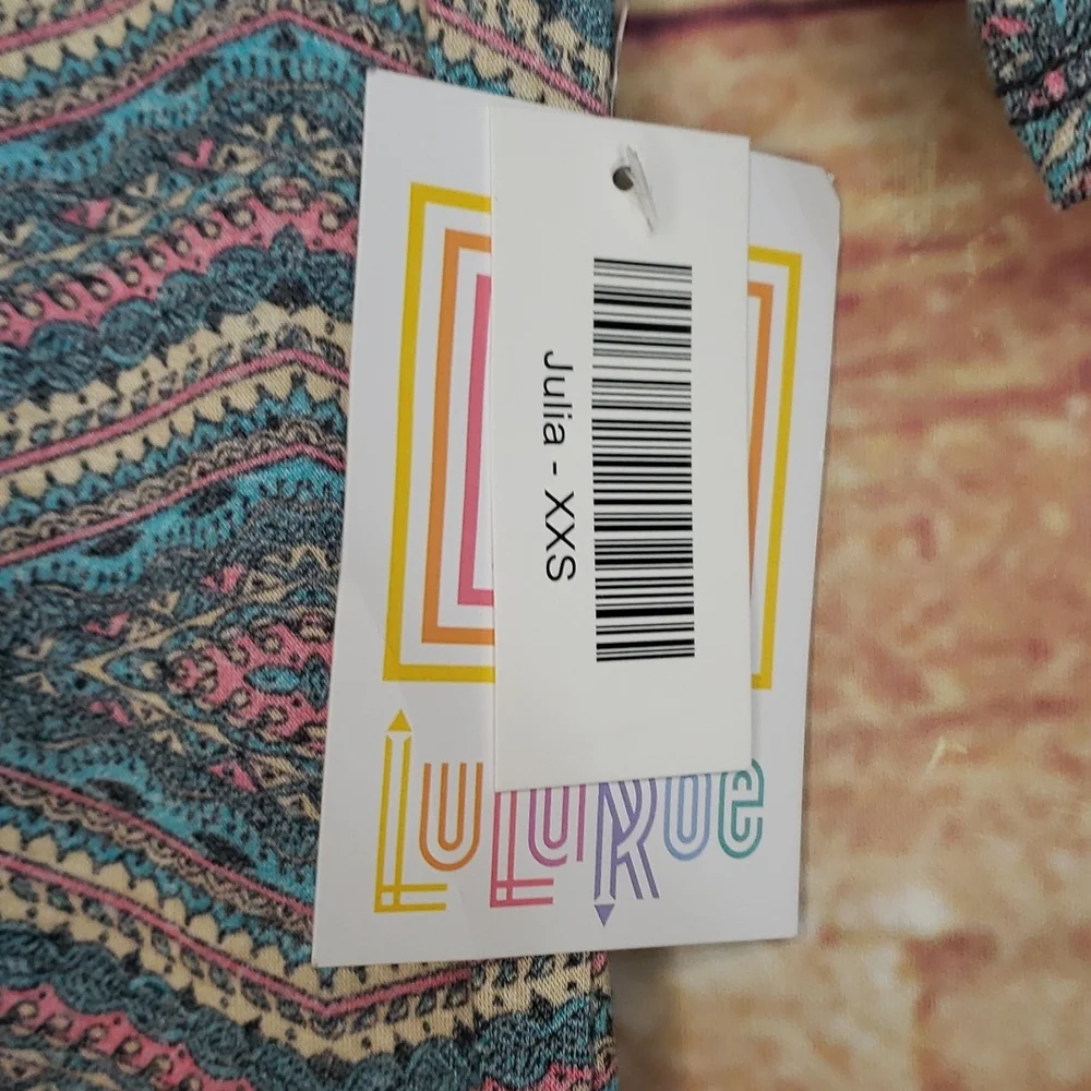 🚫⭐NWT LuLaRoe Julia Abstract Top - Picture 3 of 4